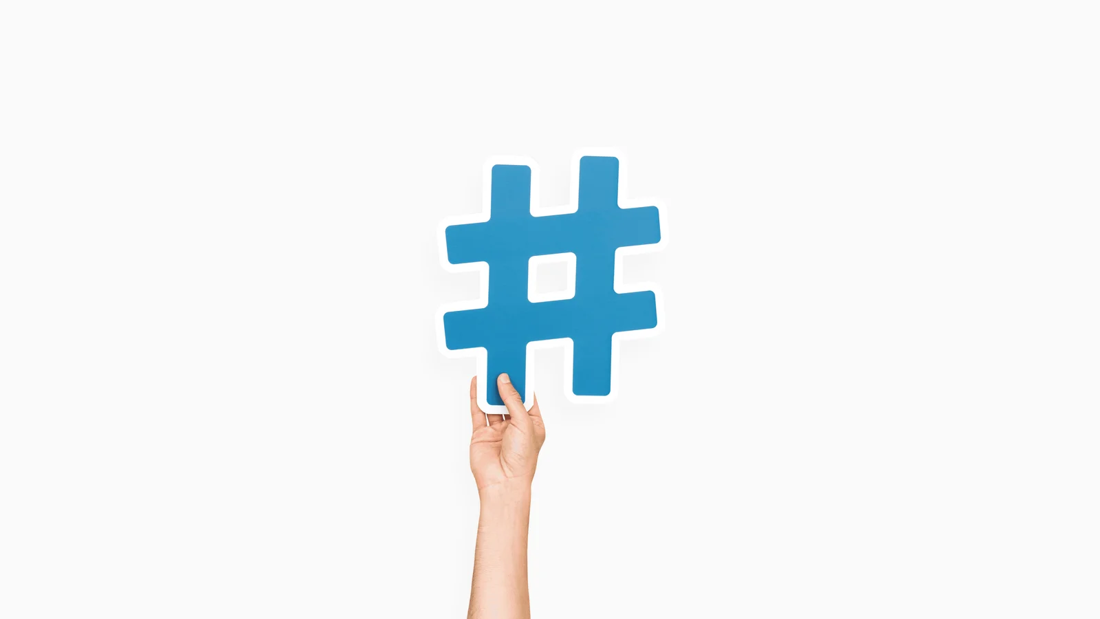 Ruka držící modrý symbol hashtagu