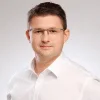 Portrét muže s brýlemi v bílé košili