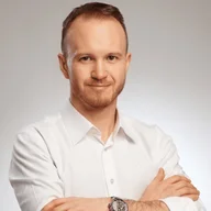 Portrét muže v bílé košili se založenýma rukama