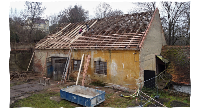Záchranné práce na budovách ve dvoře